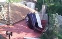 Αυτοκίνητο καρφώθηκε κυριολεκτικά στη στέγη ενός σπιτιού [photo]