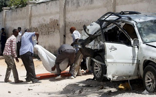 Τουλάχιστον δέκα νεκροί από έκρηξη σε παγιδευμένα αυτοκίνητα σε βάση αστυνομίας στη Σομαλία - Φωτογραφία 1