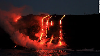 Εκπληκτικές εικόνες ηφαιστείου που «χύνεται» στη θάλασσα! [photos] - Φωτογραφία 1