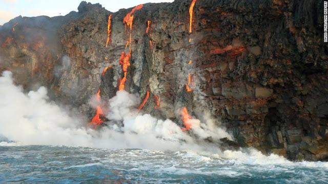 Εκπληκτικές εικόνες ηφαιστείου που «χύνεται» στη θάλασσα! [photos] - Φωτογραφία 10