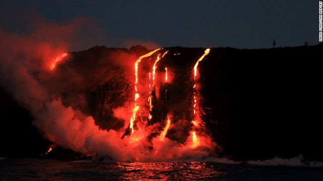 Εκπληκτικές εικόνες ηφαιστείου που «χύνεται» στη θάλασσα! [photos] - Φωτογραφία 5