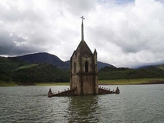 Εκκλησία αναδύθηκε από το νερό ύστερα από 30 χρόνια! [photos] - Φωτογραφία 1