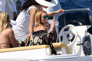 Η Lindsay Lohan έβγαλε το δαχτυλίδι των αρραβώνων [photo] - Φωτογραφία 1