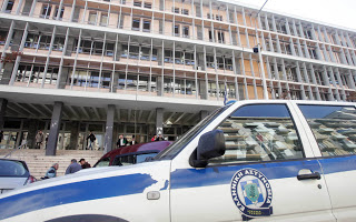 Στον εισαγγελέα οι 26 αντιεξουσιαστές που εισέβαλαν στη Μητρόπολη Θεσσαλονίκης - Φωτογραφία 1