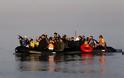 Πλαστική βάρκα με 34 πρόσφυγες και μετανάστες εντοπίστηκε στη βόρεια Λέσβο!