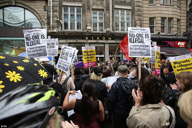Διαδηλώσεις έξω από γνωστό εστιατόριο για τους μετανάστες υπαλλήλους [photos] - Φωτογραφία 2