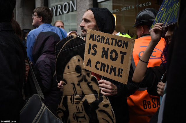Διαδηλώσεις έξω από γνωστό εστιατόριο για τους μετανάστες υπαλλήλους [photos] - Φωτογραφία 4