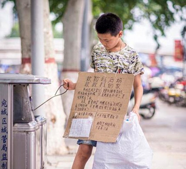 Γυρνάει στους δρόμους, προσπαθώντας να εξασφαλίσει χρήματα για να σώσει την άρρωστη θετή μητέρα του και είναι μόλις 12 χρονών! - Φωτογραφία 3