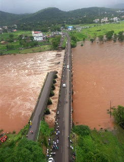 Ημέρες έντονων μουσώνων στην Ινδία - Νεκροί και αγνοούμενοι από κατάρρευση γέφυρας - Φωτογραφία 2