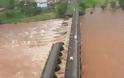 Ημέρες έντονων μουσώνων στην Ινδία - Νεκροί και αγνοούμενοι από κατάρρευση γέφυρας - Φωτογραφία 1