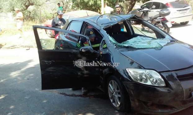 Ανατροπή αυτοκινήτου στις Μουρνιές με έναν τραυματία (φωτο) - Φωτογραφία 3