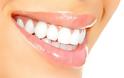 Θέλετε πιο λευκά δόντια; Ορίστε πώς θα τα αποκτήσετε με ένα υλικό που έχετε στο σπίτι