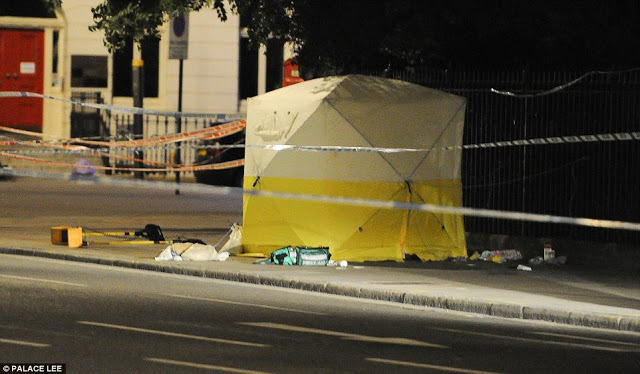ΤΡΟΜΟΣ στο Λονδίνο: Άντρας επιτέθηκε με μαχαίρι σε πλατεία [photos] - Φωτογραφία 2