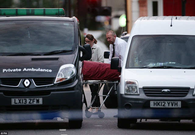 ΤΡΟΜΟΣ στο Λονδίνο: Άντρας επιτέθηκε με μαχαίρι σε πλατεία [photos] - Φωτογραφία 3