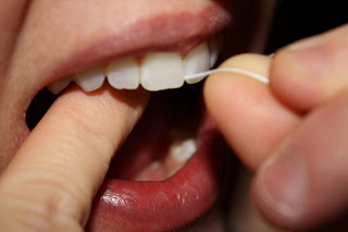 Μην νιώθετε τύψεις αν δεν χρησιμοποιείτε οδοντικό νήμα - Φωτογραφία 1
