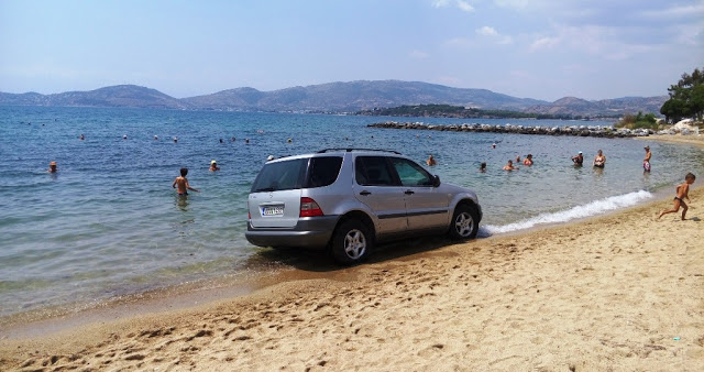 Απίστευτο! «Επίθεση» από ανεξέλεγκτο SUV αυτοκίνητο σε... παραλία! - Φωτογραφία 3
