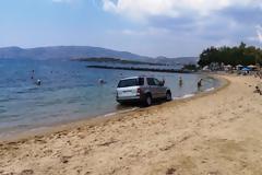 Απίστευτο! «Επίθεση» από ανεξέλεγκτο SUV αυτοκίνητο σε... παραλία!