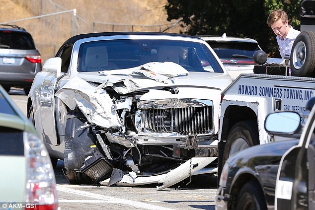 Πώς είναι η Kris Jenner μετά το τροχαίο; Μόλις πήρε τη νέα Rolls Royce [photo] - Φωτογραφία 2