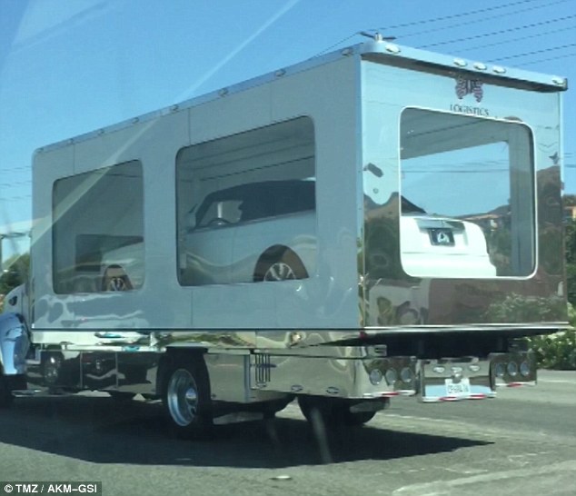 Πώς είναι η Kris Jenner μετά το τροχαίο; Μόλις πήρε τη νέα Rolls Royce [photo] - Φωτογραφία 3