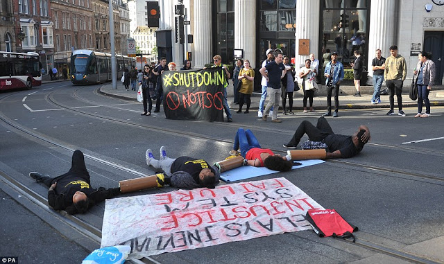 ΜΠΛΟΚΑΡΑΝ τη χώρα! Οι Black Lives Matter έκλεισαν κεντρικούς δρόμους σε Λονδίνο και σε άλλες πόλεις στη Βρετανία [photos] - Φωτογραφία 3