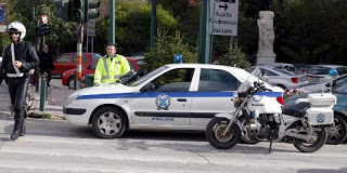 Περιπολία με... γερανό από αστυνομικούς της τροχαίας Χαλκηδόνας στη Θεσσαλονίκη - Φωτογραφία 1