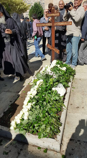 8809 - Φωτογραφίες από την Εξόδιο Ακολουθία και ταφή του Γέροντα Ιερεμία, Ηγουμένου της Αγιορειτικής Ρωσικής Ιεράς Μονής Αγίου Παντελεήμονος - Φωτογραφία 10