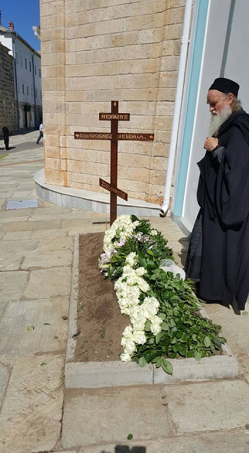 8809 - Φωτογραφίες από την Εξόδιο Ακολουθία και ταφή του Γέροντα Ιερεμία, Ηγουμένου της Αγιορειτικής Ρωσικής Ιεράς Μονής Αγίου Παντελεήμονος - Φωτογραφία 13