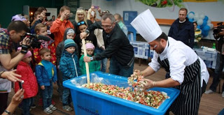 Ετοιμάζεται ελληνική σαλάτα 20 τόνων στην Κόκκινη Πλατεία της Μόσχας - Φωτογραφία 1
