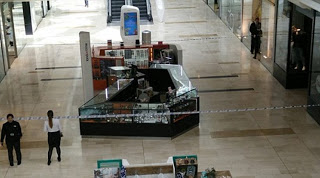 Επίθεση με μαχαίρι σε εμπορικό κέντρο στο Λονδίνο - Φωτογραφία 1