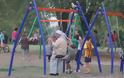 O παππούς που έγινε... viral στο διαδίκτυο! Κάνει κούνιες σε πάρκο των Τρικάλων [photos] - Φωτογραφία 1