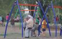 O παππούς που έγινε... viral στο διαδίκτυο! Κάνει κούνιες σε πάρκο των Τρικάλων [photos] - Φωτογραφία 3