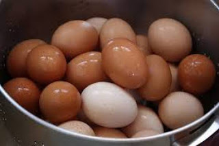 Έτσι θα καταλάβετε πότε το αυγό θα είναι μελάτο και πότε όχι όταν το βράζετε! - Φωτογραφία 1