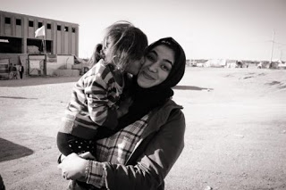 Αυτή είναι η Μουσουλμάνα που έχει αφιερώσει τη ζωή της στους Χριστιανούς που εκτοπίστηκαν από τον ISIS - Φωτογραφία 1
