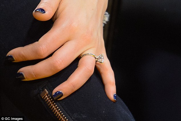 Πόσο στοιχίζει το δαχτυλίδι της Mila Kunis; [photo] - Φωτογραφία 2