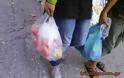 Οι Τρικαλινοί με άδεια χέρια και οι μετανάστες είχαν γεμάτες τις σακούλες απο ψώνια [photos]