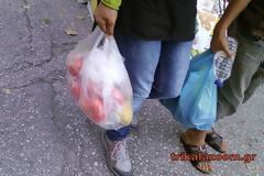 Οι Τρικαλινοί με άδεια χέρια και οι μετανάστες είχαν γεμάτες τις σακούλες απο ψώνια [photos]