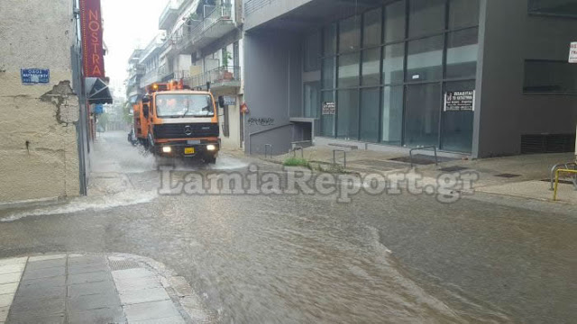 Λαμία: Ποτάμια οι δρόμοι στο κέντρο της πόλης από τη δυνατή νεροποντή [photos] - Φωτογραφία 2