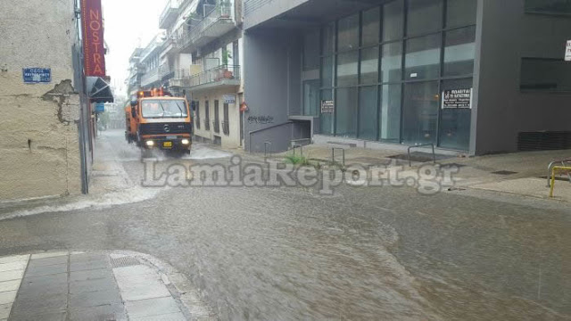 Λαμία: Ποτάμια οι δρόμοι στο κέντρο της πόλης από τη δυνατή νεροποντή [photos] - Φωτογραφία 4