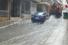 Λαμία: Ποτάμια οι δρόμοι στο κέντρο της πόλης από τη δυνατή νεροποντή [photos]