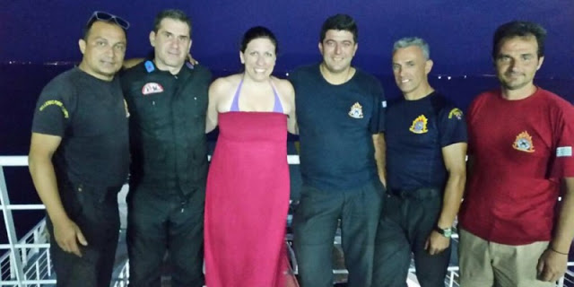 Η Ζωή Κωνσταντοπούλου φωτογραφήθηκε αγκαλιά με πυροσβέστες [photo] - Φωτογραφία 2