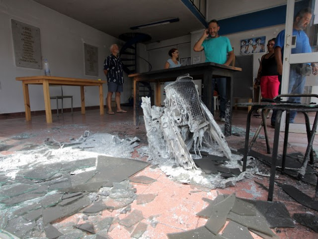 Κρήτη: Εμπρηστική ενέργεια η φωτιά στο πολιτικό γραφείο [photos] - Φωτογραφία 2