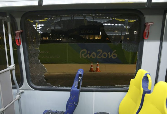 Πυροβολισμοί σε λεωφορείο με δημοσιογράφους στο Ρίο - Φωτογραφία 2