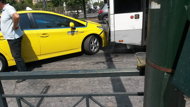 Τροχαίο το μεσημέρι έξω από το Hilton στην Λ. Κηφισίας - Ταξί καρφώθηκε σε λεωφορείο... - Φωτογραφία 2