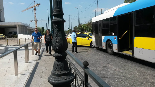 Τροχαίο το μεσημέρι έξω από το Hilton στην Λ. Κηφισίας - Ταξί καρφώθηκε σε λεωφορείο... - Φωτογραφία 3