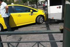 Τροχαίο το μεσημέρι έξω από το Hilton στην Λ. Κηφισίας - Ταξί καρφώθηκε σε λεωφορείο...