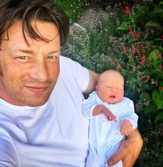 Ο Jamie Oliver έβγαλε την ΠΡΩΤΗ selfie με τον νεογέννητο γιο του και ΕΡΙΞΕ το διαδίκτυο [photo] - Φωτογραφία 2
