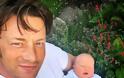 Ο Jamie Oliver έβγαλε την ΠΡΩΤΗ selfie με τον νεογέννητο γιο του και ΕΡΙΞΕ το διαδίκτυο [photo] - Φωτογραφία 2