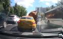 Απίστευτο βίντεο! Φορτηγό με λύματα εκρήγνυται στη μέση του δρόμου!