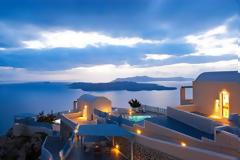 Αυτό είναι το ξενοδοχείο που έχει σαρώσει τις διακρίσεις στην Σαντορίνη... [photos]