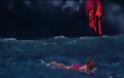 Σοκαριστικό βίντεο δείχνει γυναίκα κολυμπά σε θάλασσα που πέφτει λάβα από έκρηξη ηφαιστείου [vid]